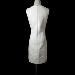 🥑 A sophisticated, sleeveless dress featuring a delicate floral embossme